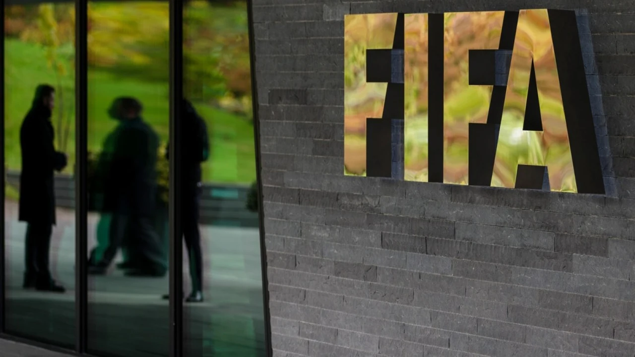 دعوى بمليار دولار.. تحدي قضائي للفيفا حول انتقالات اللاعبين